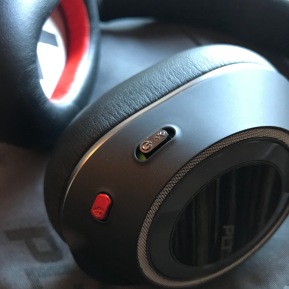 Power and mute button located on the right ear cup.